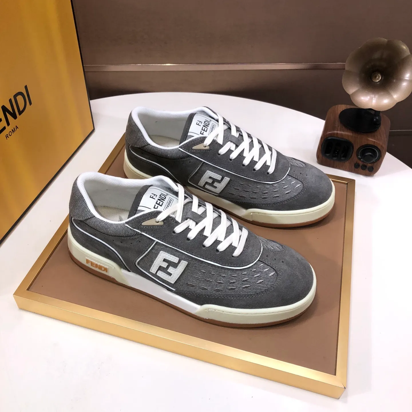 Men's men's shoes 💰600💰 Fendi 2023 latest couple model 🔥 Many 💑 stars have the same style FD match Original one-to-one replica Designer Kim Jones's first sneaker fendi match and Donkey brand Trainer basketball sneakers Material: Original silk leather Lining: Breathable mesh Packaging: Original 1:1 matching high-end packaging Size: Female 35-40 Male 38-44 (45 46. Custom-made (no return or exchange)